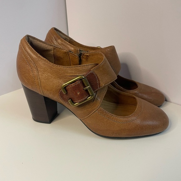 Clarks Tan Leather Women's Flats - Picture 2 of 6